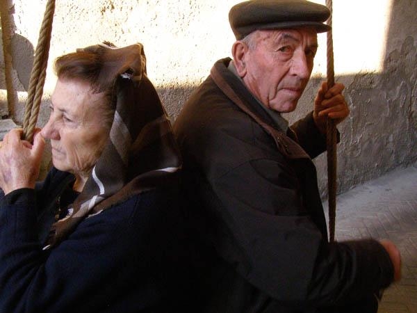64 Due anziani coniugi sullo sciambolo